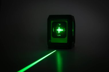 Karanlık bir odada yeşil lazer seviyesi açıldı..