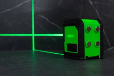 İnşaat halindeki bir binada lazer yapımı. İnşaat alanında lazer teçhizatı.