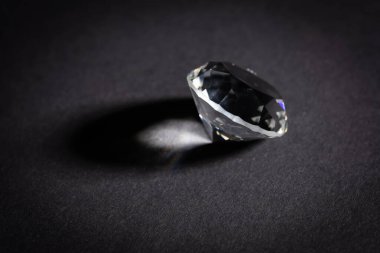 Karanlık Bir Arkaplanda Parlak Elmas.