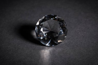 Karanlık Bir Arkaplanda Parlak Elmas.