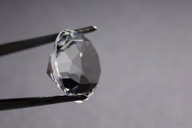 Cımbızla güzel, parlak elmaslar yakın planda..