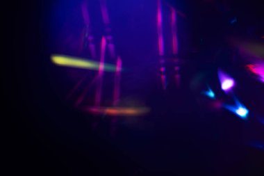 Bulanık neon ışık. Mercek alevi kaplaması. Bokeh floresan flaş parıltısı. Koyu siyah soyut arkaplanda odaklanmış mavi mor renk lekeleri.