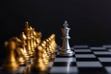 Gümüş Kral satranç diğer satrançların önünde duruyor, bir lider kavramı iş oyunlarında kazanabilmek için cesaret ve meydan okumaya sahip olmalıdır.