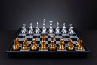 İki satranç takımı, Satranç Oyunu Ayarları, Koyu arkaplanda Satranç tahtasında Başlangıç Biçimi.