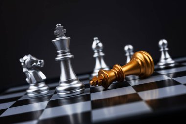 Beyaz satranç şampiyonu siyah arka planda altın kralı mağlup etti.