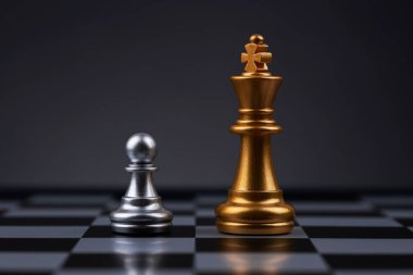 Satranç taşları piyon ve papaz. Fikirler, rekabet ve strateji için masa oyunu konsepti, iş başarısı konsepti.