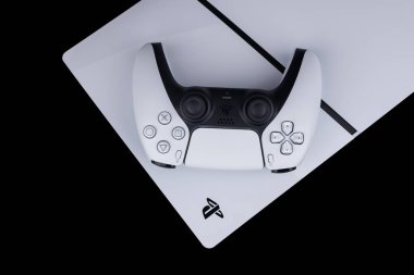 Dnipro Ukrayna - 29 Aralık 2024: Playstation 5 DualSense kablosuz kontrol ve yeni Sony oyun konsolu.