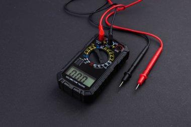 Koyu arkaplanda dijital çokölçer.