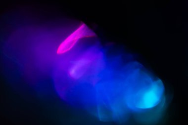 Siyah arkaplanda renkli ışık sızıntısı, uzun mercekte optik mercek parlaması olan soyut tasarım.