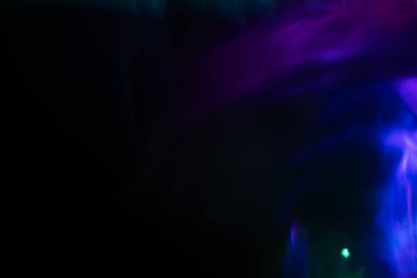 Bulanık neon ışık. Mercek alevi kaplaması. Bokeh floresan flaş parıltısı. Koyu siyah soyut arkaplanda odaklanmış mavi mor renk lekeleri.