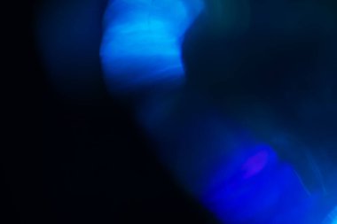 Soyut bulanık lensler siyah renkte parlıyor.