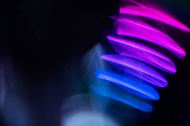 Soyut bulanık lensler siyah renkte parlıyor.