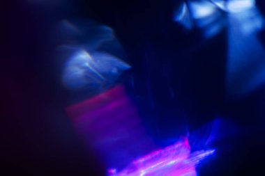 Soyut bulanık lensler siyah renkte parlıyor.