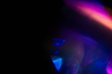 Yumuşak gökkuşağı ışığı arka planda parlar ya da örtüşür,