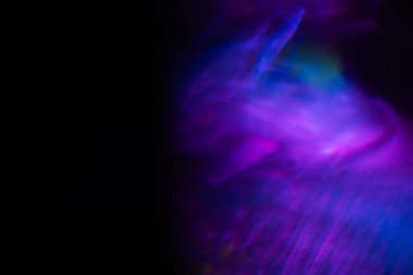 Bulanık neon ışık. Mercek alevi kaplaması. Bokeh floresan flaş parıltısı. Koyu siyah soyut arkaplanda odaklanmış mavi mor renk lekeleri.