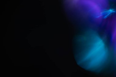 Soyut bulanık lensler siyah renkte parlıyor.