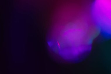 Yumuşak gökkuşağı ışığı arka planda parlar ya da örtüşür,