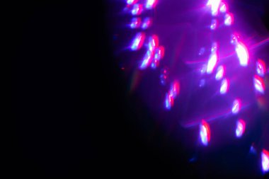 Bulanık Işık, kameraya tek bir görüntü yansıtıyor. Işık, karanlık bir arkaplanda spektral bir gradyan ile parlar. Çok renkli soyut renkli bir çizgi. Alışılmadık ışık efekti.