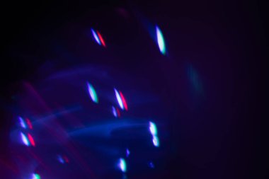 Bulanık Işık, kameraya tek bir görüntü yansıtıyor. Işık, karanlık bir arkaplanda spektral bir gradyan ile parlar. Çok renkli soyut renkli bir çizgi. Alışılmadık ışık efekti.