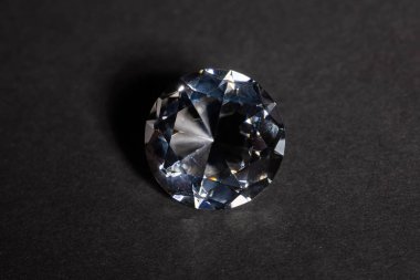 Karanlık Bir Arkaplanda Parlak Elmas.