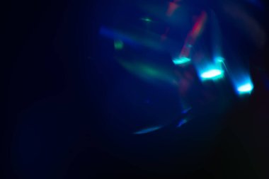 Bulanık Işık, kameraya tek bir görüntü yansıtıyor. Işık, karanlık bir arkaplanda spektral bir gradyan ile parlar. Çok renkli soyut renkli bir çizgi. Alışılmadık ışık efekti.