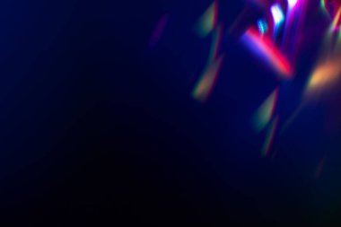 Bulanık neon ışık. Mercek alevi kaplaması. Bokeh floresan flaş parıltısı. Koyu siyah soyut arkaplanda odaklanmış mavi mor renk lekeleri.