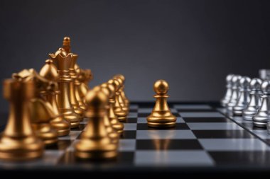 Satranç. Siyah ilk gider. Merkez figür piyonu.