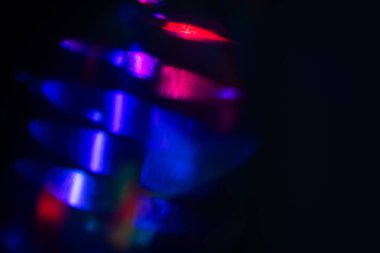 Bulanık Işık, kameraya tek bir görüntü yansıtıyor. Işık, karanlık bir arkaplanda spektral bir gradyan ile parlar. Çok renkli soyut renkli bir çizgi. Alışılmadık ışık efekti.