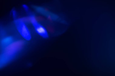 Bulanık Işık, kameraya tek bir görüntü yansıtıyor. Işık, karanlık bir arkaplanda spektral bir gradyan ile parlar. Çok renkli soyut renkli bir çizgi. Alışılmadık ışık efekti.