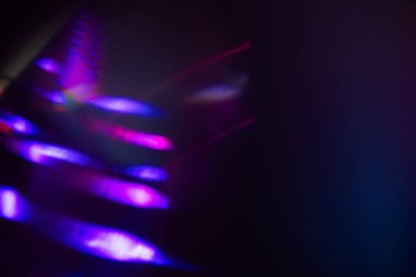 Bulanık Işık, kameraya tek bir görüntü yansıtıyor. Işık, karanlık bir arkaplanda spektral bir gradyan ile parlar. Çok renkli soyut renkli bir çizgi. Alışılmadık ışık efekti.