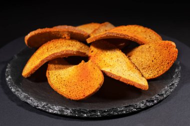 Çavdar Ekmek Kırıntıları, Ev Yapımı Kahverengi Ekmek Çubukları, Çıtır Ekmek Küpleri Dağılmış Yığınlar, Çavdar Ekmeği Kırıntıları, Kahverengi Kızarmış Tuzlu Krakerler