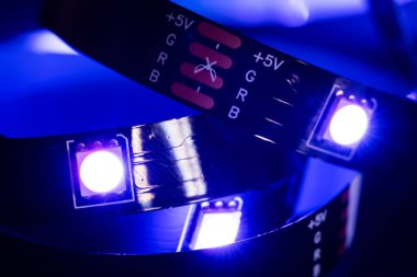 RGB, metalik arkaplan aydınlatmasında mavi renk ve elektrik kullanımında şerit ışığına öncülük etti.