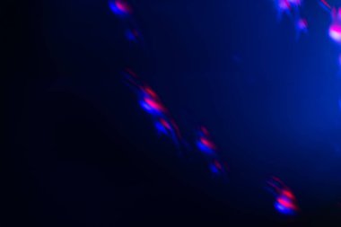 Yumuşak gökkuşağı ışığı arka planda parlar ya da örtüşür,