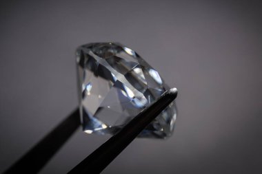 Cımbızla güzel, parlak elmaslar yakın planda..