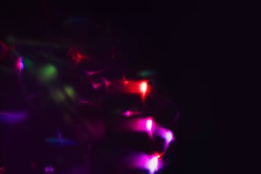 Yumuşak gökkuşağı ışığı arka planda parlar ya da örtüşür,