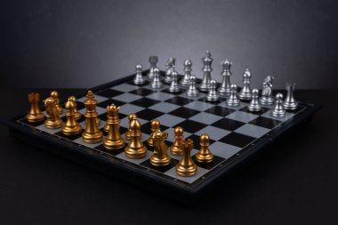 İki satranç takımı, Satranç Oyunu Ayarları, Koyu arkaplanda Satranç tahtasında Başlangıç Biçimi.