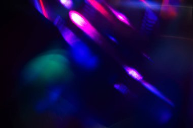 Bulanık Işık, kameraya tek bir görüntü yansıtıyor. Işık, karanlık bir arkaplanda spektral bir gradyan ile parlar. Çok renkli soyut renkli bir çizgi. Alışılmadık ışık efekti.