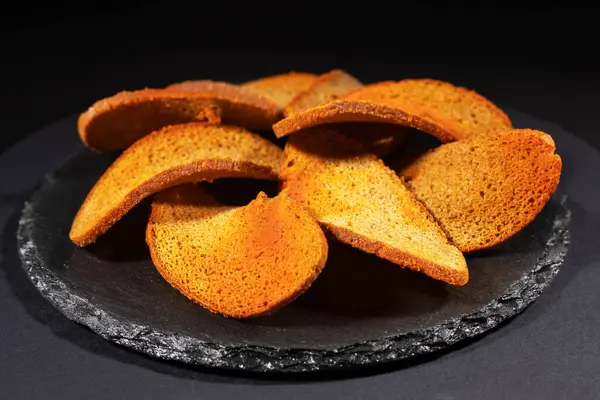 Çavdar Ekmek Kırıntıları, Ev Yapımı Kahverengi Ekmek Çubukları, Çıtır Ekmek Küpleri Dağılmış Yığınlar, Çavdar Ekmeği Kırıntıları, Kahverengi Kızarmış Tuzlu Krakerler