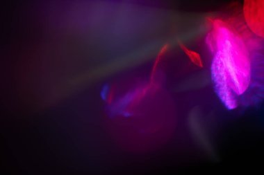 Renkli parlak ışık kıvılcımı dokuyu kıvılcımlandırır. Lacivert soyut örtüde kırmızı turuncu ışınlar.