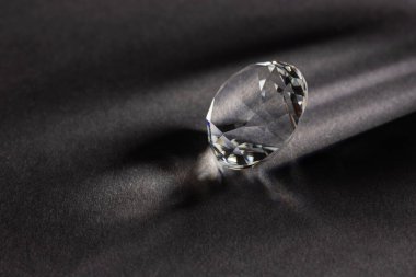 Koyu arkaplanda elmas yakın plan.