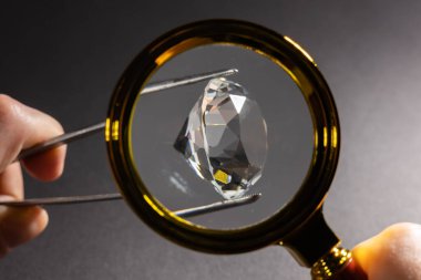 Mücevherler elmas cilalı elmas karat büyüklüğünde elmas ticaretini ve elmas ticaretini kontrol ediyor..