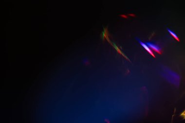 Yumuşak gökkuşağı ışığı arka planda parlar ya da örtüşür,