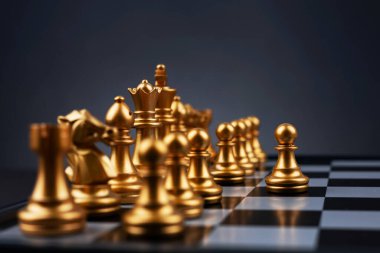 Satranç. Siyah ilk gider. Merkez figür piyonu.