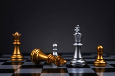 Beyaz satranç kazandı. Siyah kral yenildi. Koyu arkaplanda satranç.