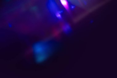 Bulanık Işık, kameraya tek bir görüntü yansıtıyor. Işık, karanlık bir arkaplanda spektral bir gradyan ile parlar. Çok renkli soyut renkli bir çizgi. Alışılmadık ışık efekti.