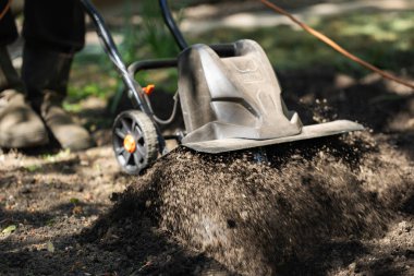 Elektrik ekicisiyle arazi ekimi..