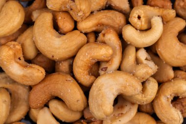 Organik fındık arkaplanı, atıştırmak için kavrulmuş tuzlu kaju, sağlıklı beslenme, lezzetli kahvaltılar..