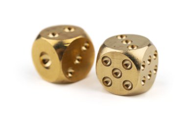 Beyaz arkaplanda iki altın zar.