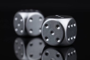 Bir çift kumarhane zarı. Şans oyunları konsepti, kumarda risk ve şans almak..