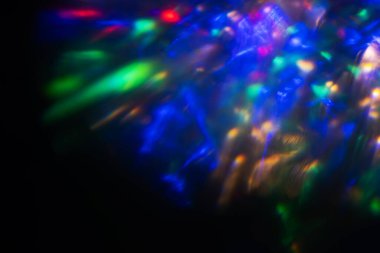 Renkli lens fişeği. Geleceğe yönelik bir geçmiş. Görüntü floresan UV 'nin öncülüğünde aydınlanma. Karanlık soyut örtüye odaklanmış neon mavisi pembe ışık.